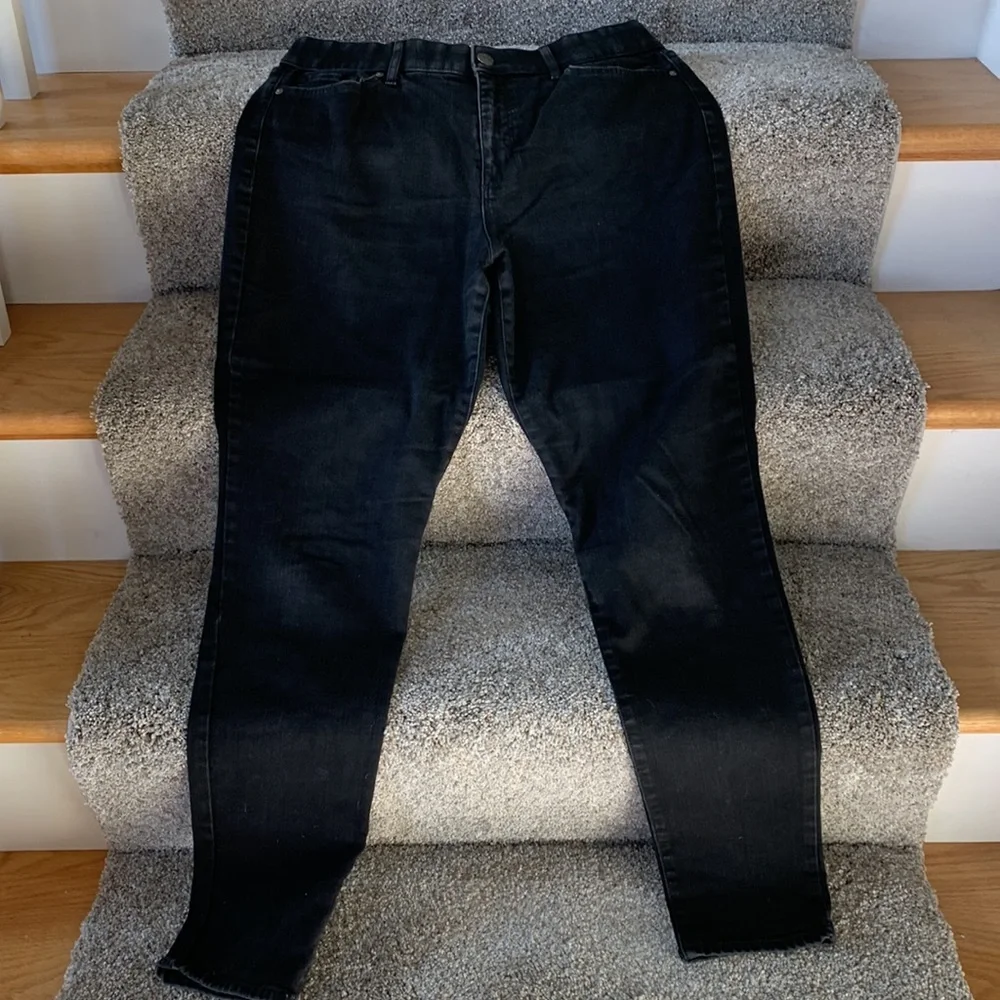 GV Black Curvy Skinny All Around Slimming Mid Rise Jeans - Picture 2 of 8